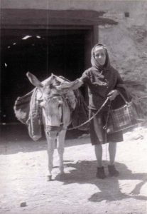 Vecina con su burro en 1958